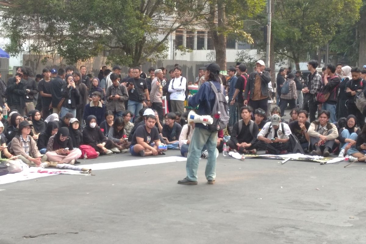 Demo di DPRD Jabar, Mahasiswa Bandung Sorot Rupiah Melemah, MBG, hingga BBM Naik